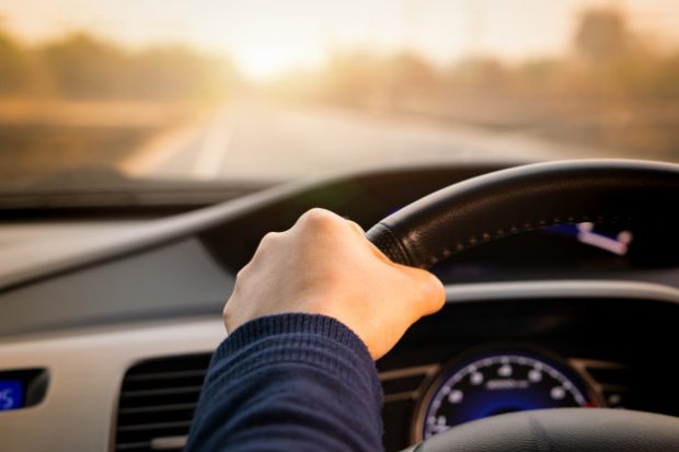 conduccion-segura-control-velocidad-distancia-seguridad-carretera-conduciendo-forma-segura_61573-1811